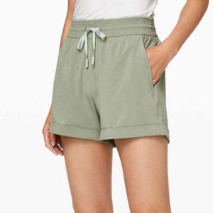 Lululemon Spring Break Away Short II *3" Green